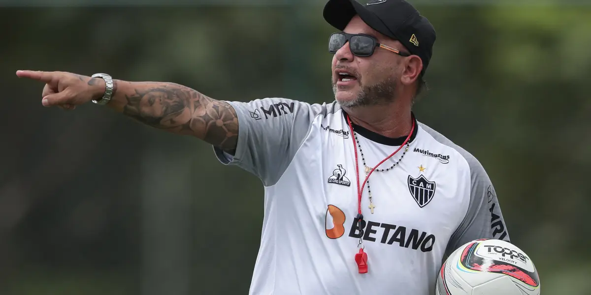 Demora para fazer substituições revoltou torcedores do Galo, principalmente após expulsão