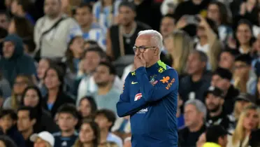 Dorival Júnior durante Argentina x Brasil (Foto: JUAN MABROMATA / AFP)