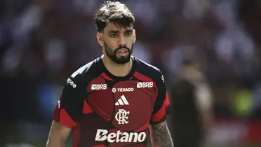 Lucas Paquetá aquece antes de reestreiar pelo Flamengo contra o Corinthians • Ton Molina/Getty Images
