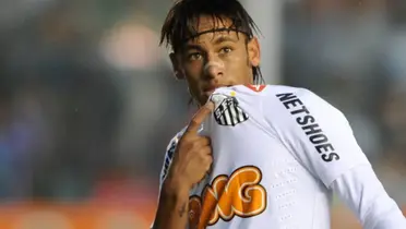 Neymar Jr apontando para o escudo do Santos FC