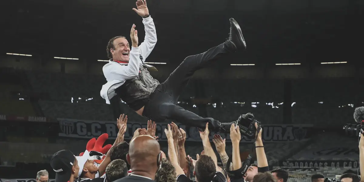 No jogo da comemoração do título brasileiro do Atlético-MG, Cuca não perde a oportunidade de provocar o Flamengo