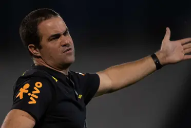 Técnico é visto com desconfiança por parte da torcida e tem histórico de atritos com atletas