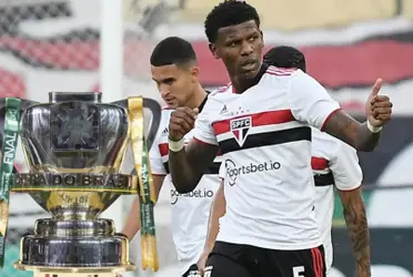 Zagueiro equatoriano sentiu a coxa e foi substituído aos 8 minutos do primeiro tempo