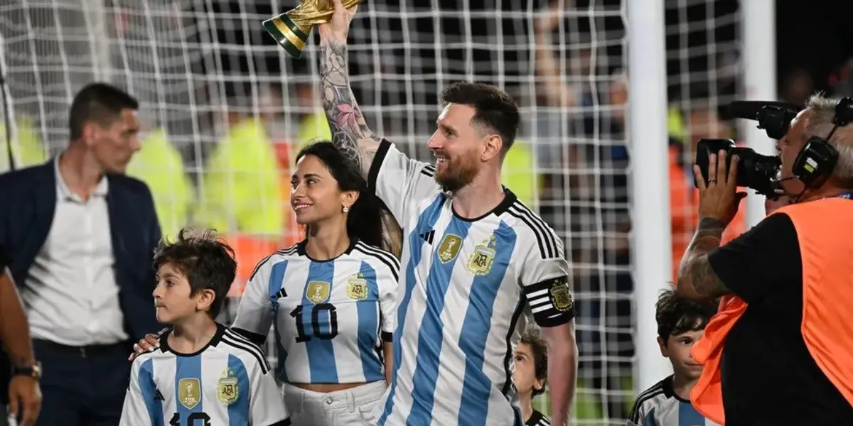 A Argentina disputou a sua primeira partida após o título da Copa do Mundo, e Messi como sempre, foi ovacionado pela torcida