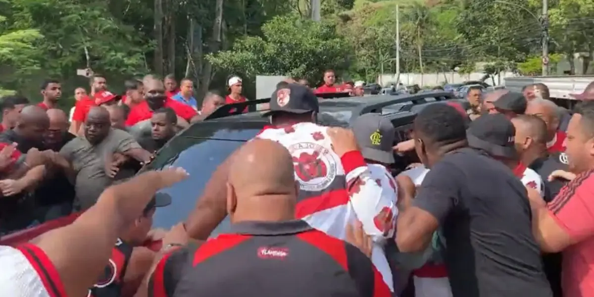 A torcida quer a saída do jogador e sugere volta de antigo nome que encantava