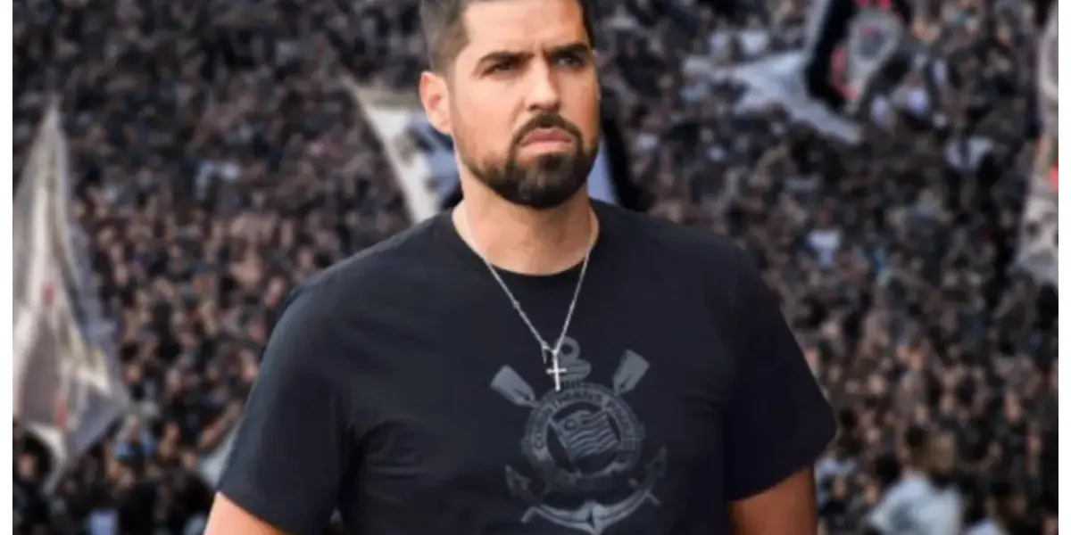 António Oliveira com a camisa do Corinthians