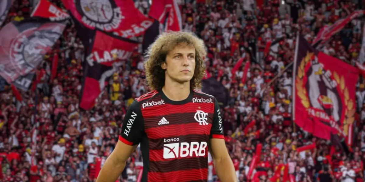 Ao fundo, a torcida do Flamengo, a frente, o zagueiro David Luiz