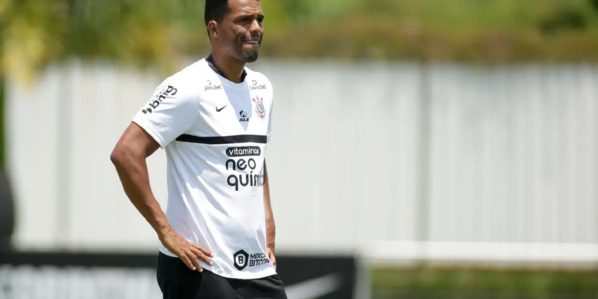 Auxiliar esteve envolvido em polêmica, e a torcida do Coringão não gostou nem um pouco