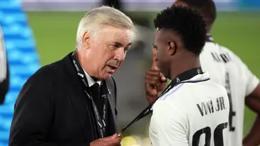 Carlo Ancelotti conversa com Vinicius Júnior