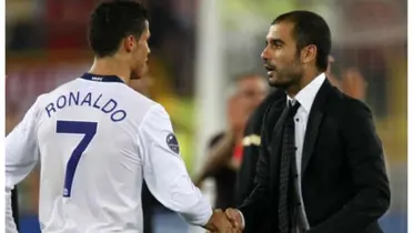 Cristiano Ronaldo com a camisa do Manchester United e Guardiola com terno