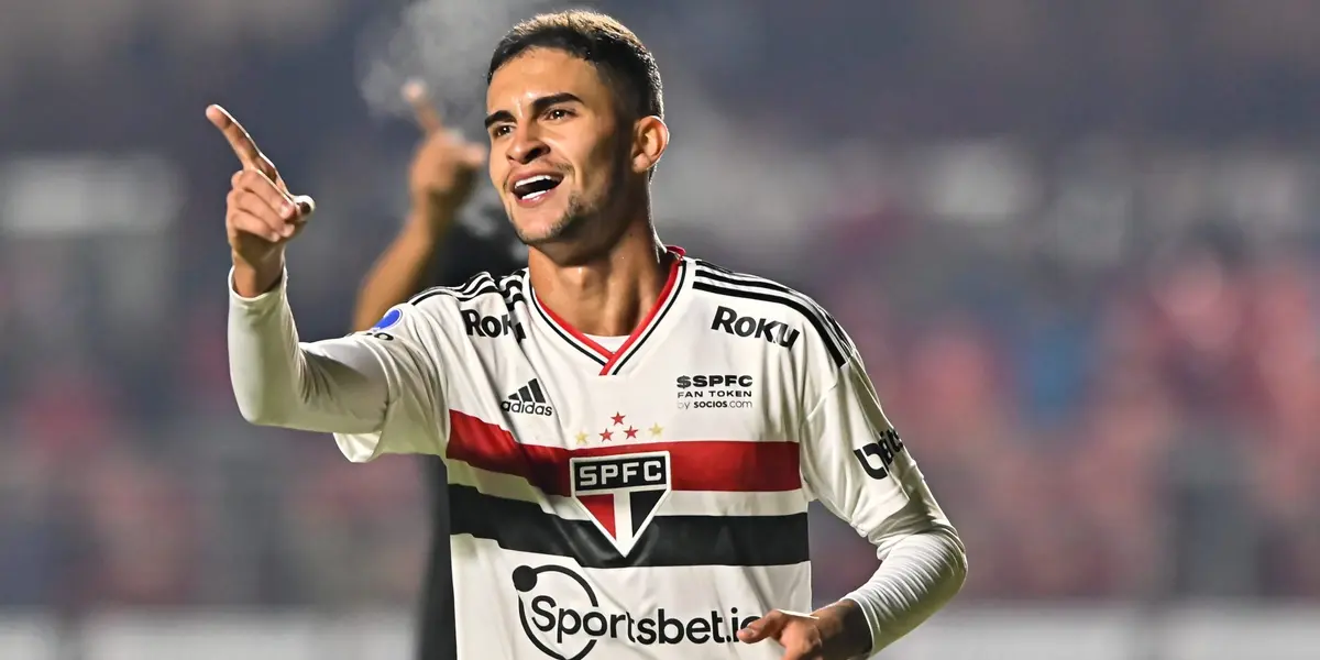 Em jogo emocionante com seis gols e inúmeras oportunidades, o São Paulo saiu vitorioso sobre o Vasco por 4 a 2 na neste sábado, no Morumbi