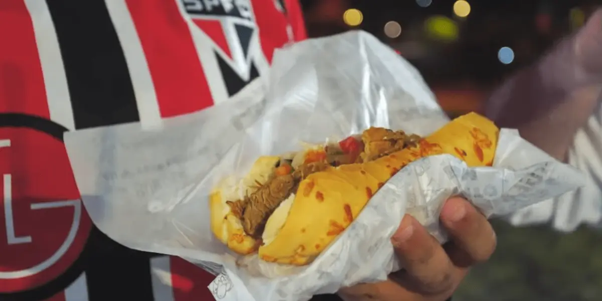 Lanches de pernil são muito famosos entre os torcedores