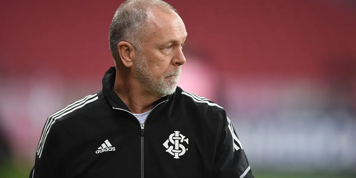 Lateral-direito tem sido titular na equipe de Mano Menezes