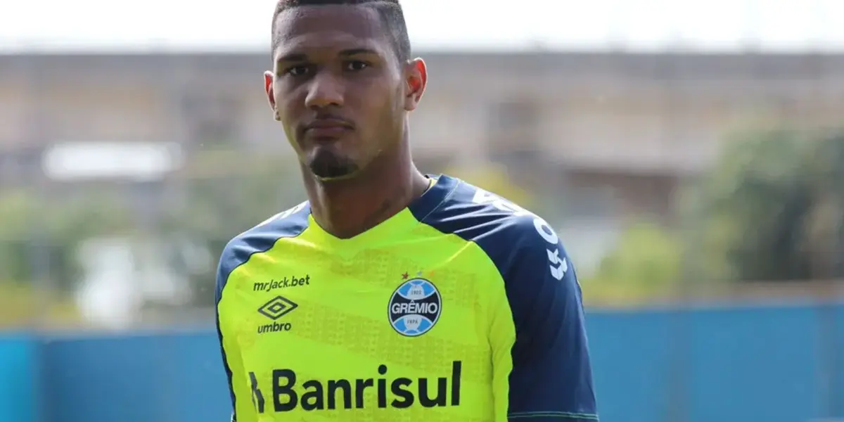 O goleiro Adriel, do Grêmio, foi barrado do time titular após atos de indisciplina e se manifestou sobre a situação por meio de um vídeo