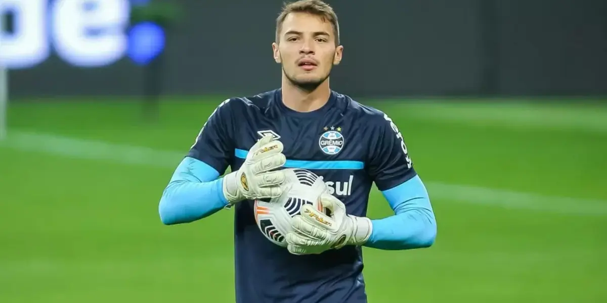 O goleiro Gabriel Grando, que substituiu Adriel pela indisciplina, foi o destaque do Grêmio na derrota por 1 a 0 para o Cruzeiro no sábado