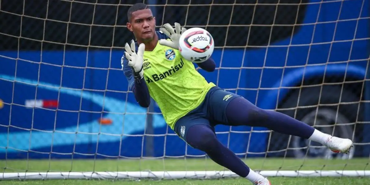 O Grêmio vive um conflito interno envolvendo o goleiro Adriel. Nesta quinta-feira, o jogador viveu sua primeira experiência na Arena do Tempo, no empate em 1 a 1 contra o ABC