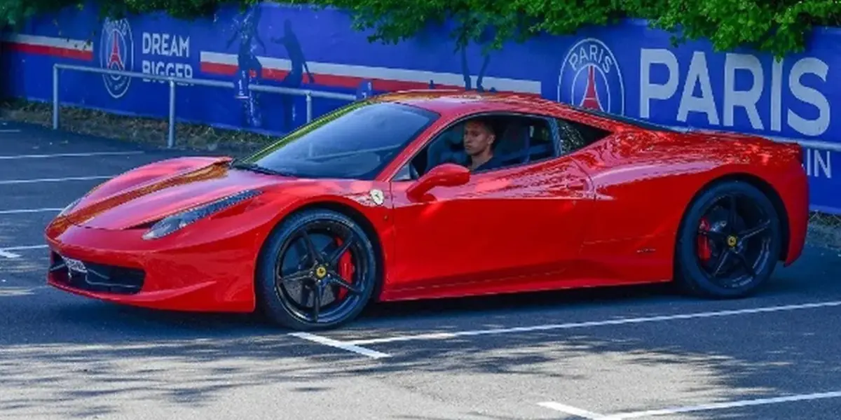 O zagueiro central do Paris Saint-Germain, Marquinhos, possui uma Ferrari em 2013 que ainda faz parte de sua garagem em 2023