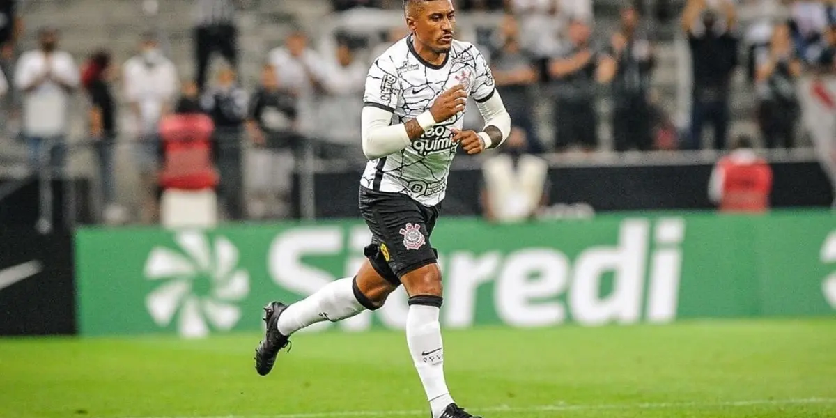 Paulinho, o renomado volante brasileiro, voltou a vestir a camisa do Corinthians em 2022, conquistando os corações dos torcedores