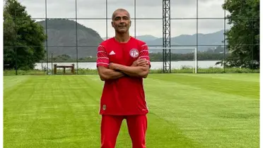 Romário com a camisa do América, do Rio de Janeiro